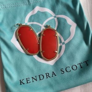 Kendra Scott DANIELLE gold drop earrings in Red